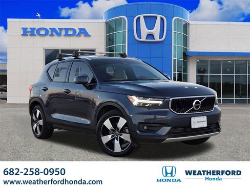 Used 2022 Volvo XC40 T5 Momentum w/ Premium Package image 1
