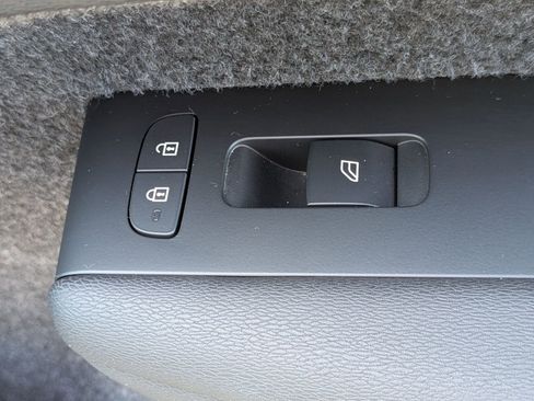 Used 2025 Volvo XC40 B5 Plus AWD/4WD image 37