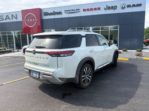 Used 2024 Nissan Pathfinder Platinum FWD image 2