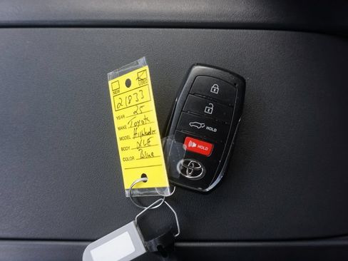 Used 2025 Toyota Highlander XLE FWD image 32