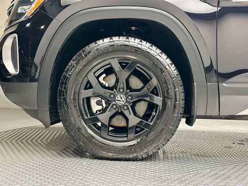 Used 2024 Volkswagen Atlas Peak Edition SE AWD/4WD image 17