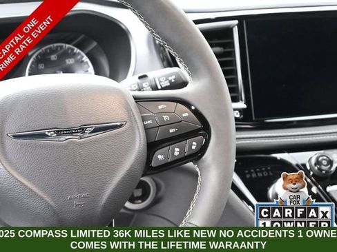 Used 2025 Chrysler Pacifica Limited FWD image 28