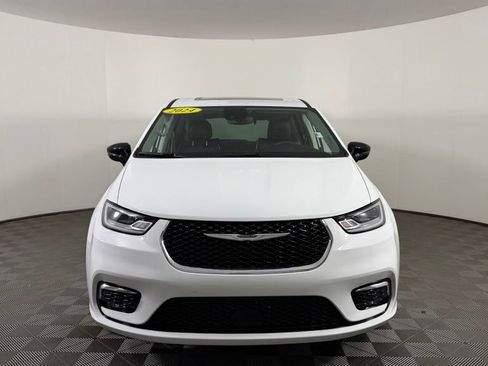 Used 2024 Chrysler Pacifica Limited AWD/4WD image 2