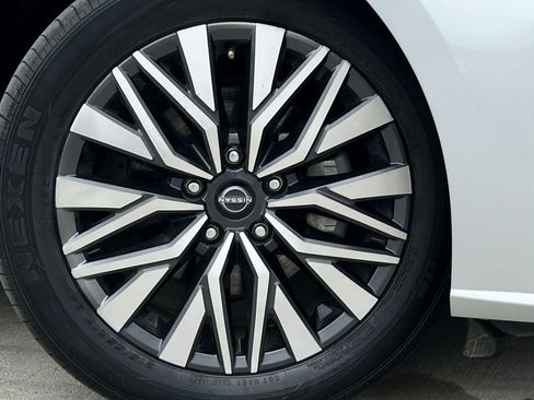 Used 2024 Nissan Altima 2.5 SV image 11