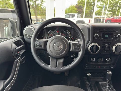 Used 2017 Jeep Wrangler Unlimited Sahara w/ Connectivity Group AWD/4WD image 30