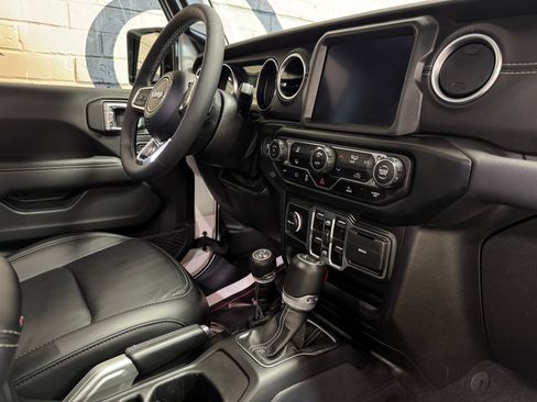 Used 2023 Jeep Wrangler Unlimited Sahara AWD/4WD image 19