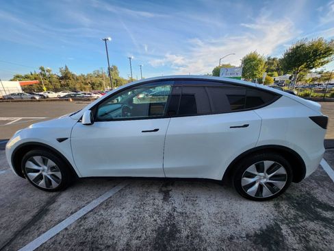 Used 2022 Tesla Model Y Long Range AWD/4WD image 2