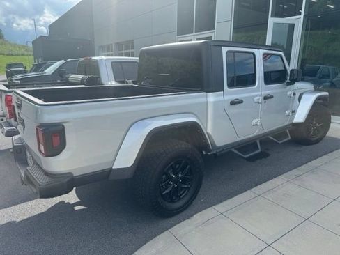 Used 2022 Jeep Gladiator Sport AWD/4WD image 2