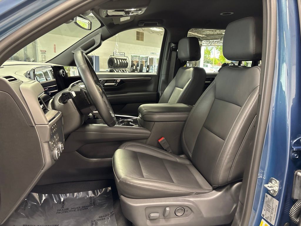 Used 2026 Chevrolet Suburban LT w/ Comfort Package AWD/4WD image 9