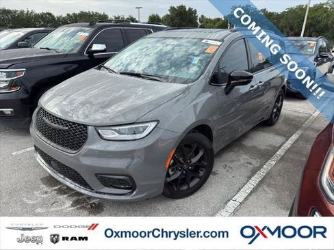 Certified 2025 Chrysler Pacifica Limited FWD image 1