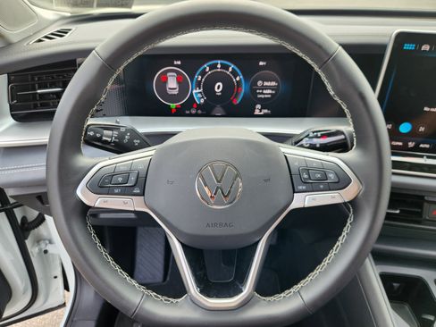 Used 2025 Volkswagen Tiguan SE FWD image 9