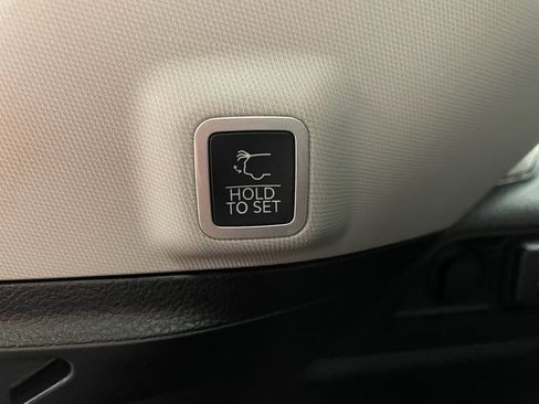 Used 2023 Jeep Grand Cherokee Limited image 10