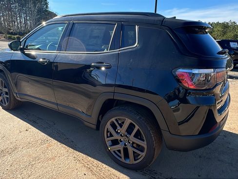 New 2026 Jeep Compass Latitude image 10