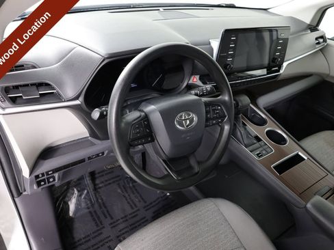 Used 2022 Toyota Sienna LE FWD image 19