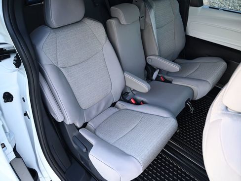 Used 2025 Toyota Sienna LE image 42