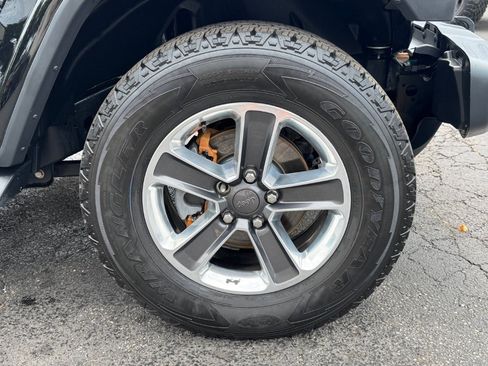 Used 2018 Jeep Wrangler Unlimited Sahara w/ Dual Top Group AWD/4WD image 10