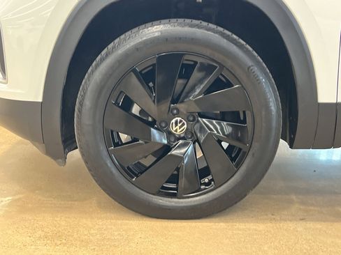 Used 2025 Volkswagen Atlas SE image 8