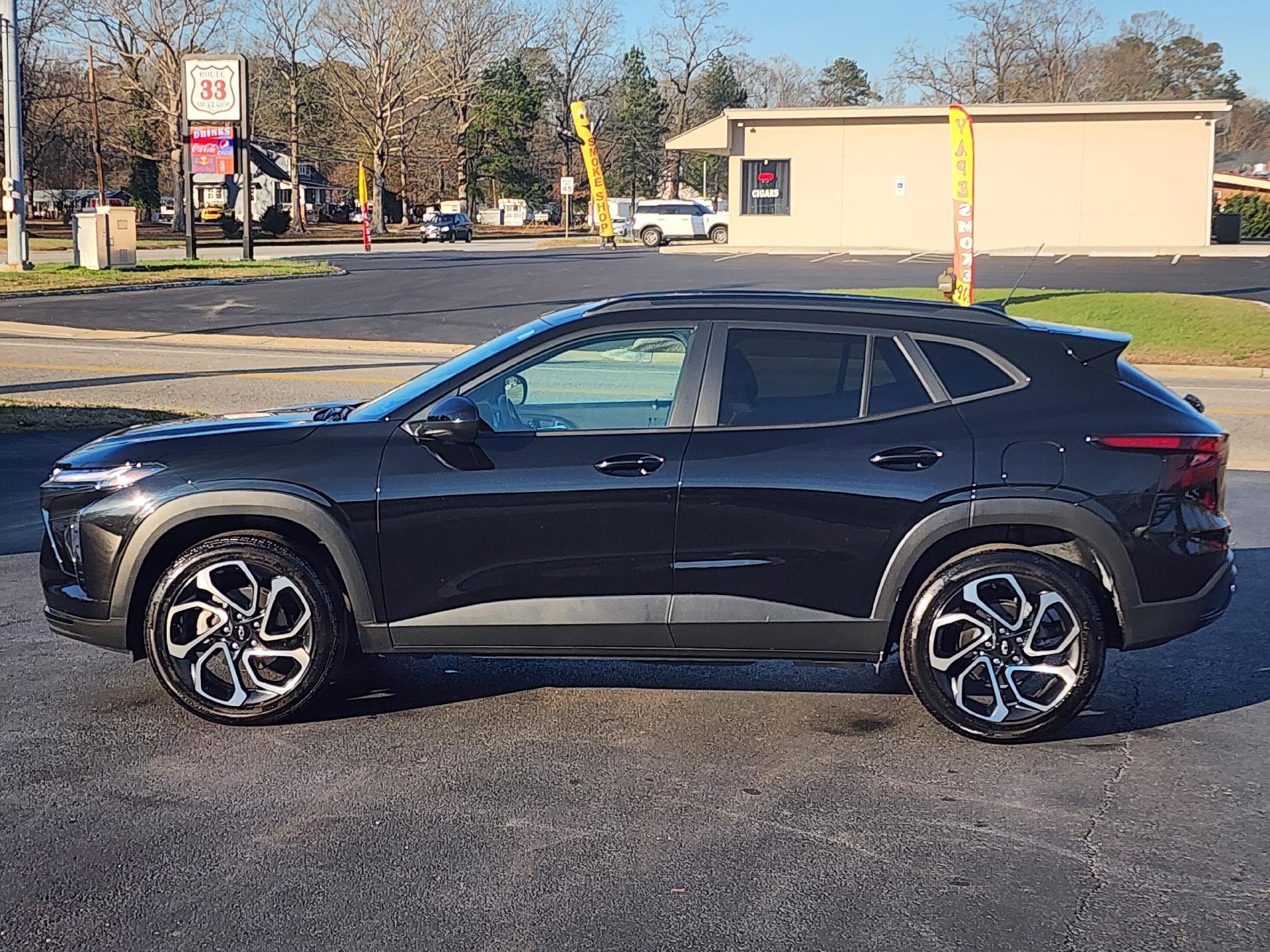 Used 2025 Chevrolet Trax RS w/ Sunroof Package FWD image 1
