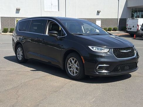 Used 2023 Chrysler Pacifica Touring-L FWD image 8