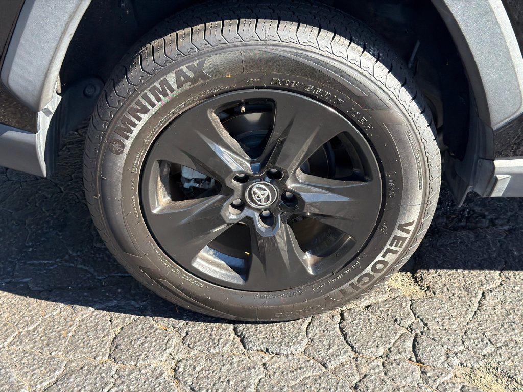 Used 2020 Toyota RAV4 XLE w/ Convenience Package FWD image 21
