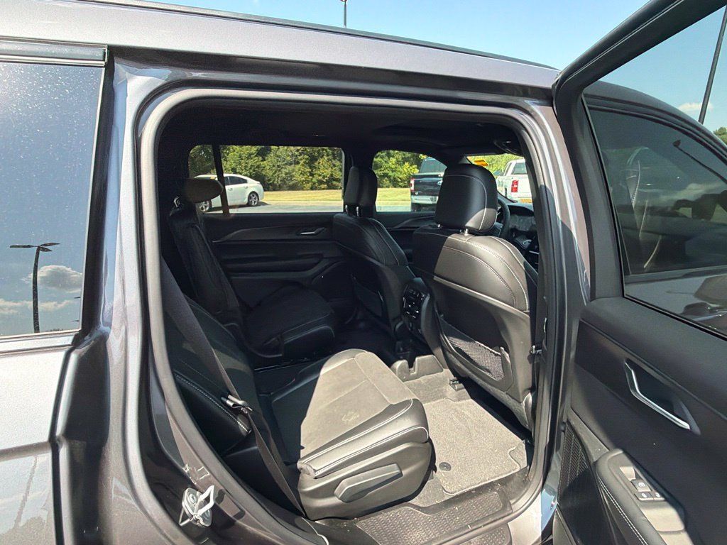 Used 2025 Jeep Grand Cherokee L Altitude AWD/4WD image 16
