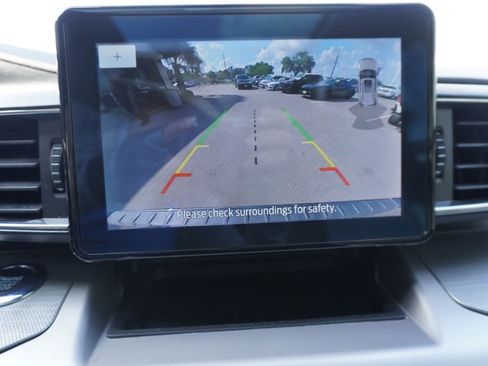 Used 2022 Ford Explorer XLT w/ Equipment Group 202A image 9