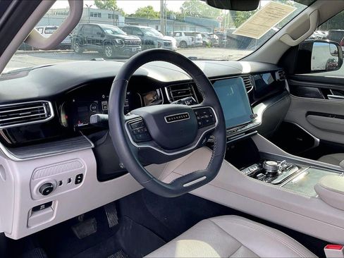 Used 2023 Jeep Wagoneer L Series III w/ Premium Group I AWD/4WD image 16