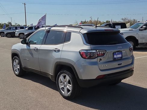Used 2022 Jeep Compass Latitude w/ Convenience Group AWD/4WD image 3