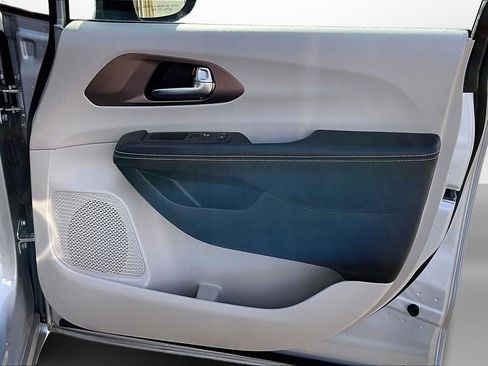 Used 2022 Chrysler Voyager LX image 26