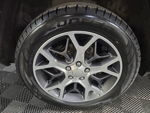Used 2019 Jeep Grand Cherokee Limited AWD/4WD image 14