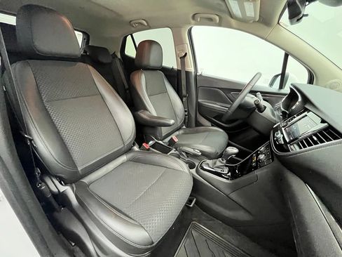 Used 2022 Buick Encore Preferred AWD/4WD image 30