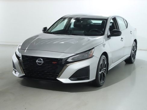 Used 2024 Nissan Altima 2.5 SR w/ SR Premium Package image 4