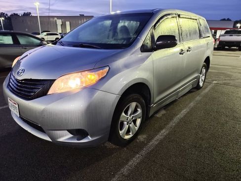 Used 2014 Toyota Sienna L FWD image 6