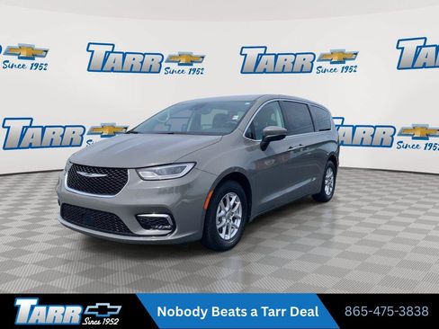 Used 2023 Chrysler Pacifica Touring-L FWD image 4