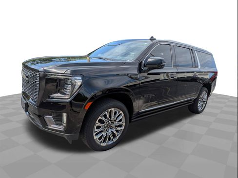 Used 2023 GMC Yukon XL Denali Ultimate w/ LPO, Floor Liner Package AWD/4WD image 8