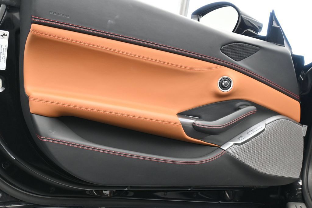 Used 2020 Ferrari Portofino RWD image 9