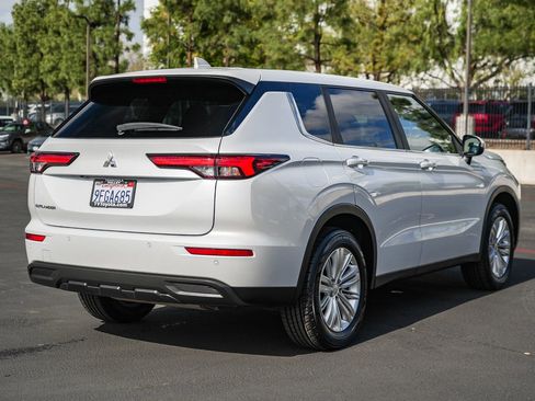 Used 2023 Mitsubishi Outlander ES image 9