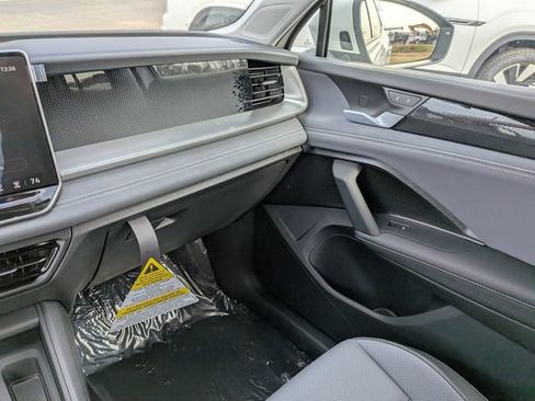 New 2026 Volkswagen Tiguan SE image 18