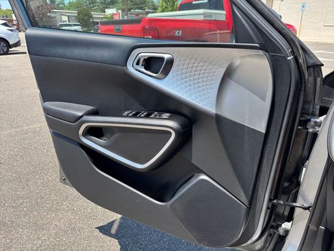 Used 2025 Kia Soul LX w/ LX Technology Package FWD image 18