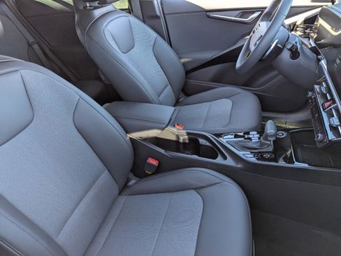 New 2025 Kia Niro EX Touring image 9