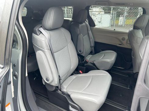Used 2023 Toyota Sienna XLE AWD/4WD image 17
