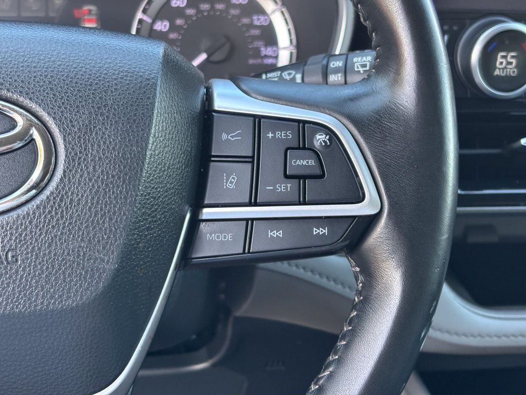 Used 2023 Toyota Highlander XLE AWD/4WD image 29