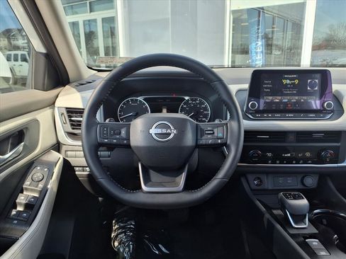 Certified 2025 Nissan Rogue SV image 15