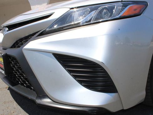 Used 2018 Toyota Camry SE FWD image 4