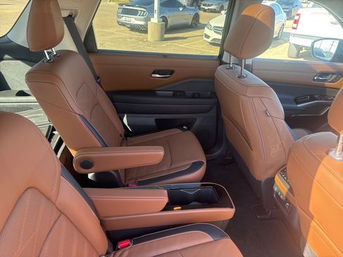 Certified 2025 Nissan Pathfinder Platinum image 34