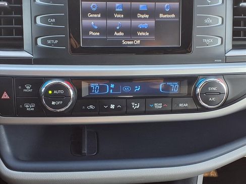 Used 2017 Toyota Highlander LE image 16