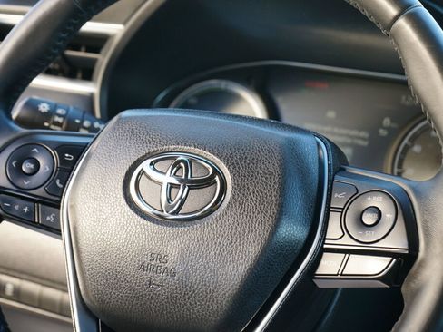 Used 2023 Toyota Venza XLE image 16