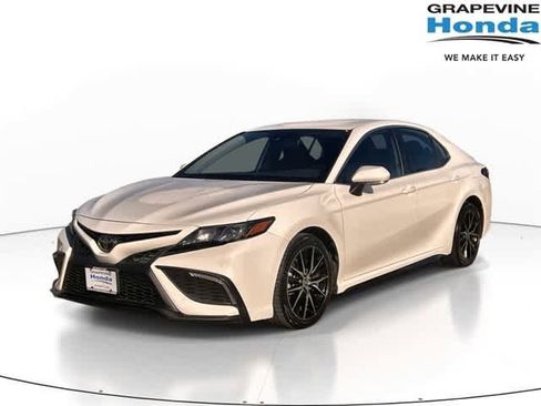 Used 2022 Toyota Camry SE image 1