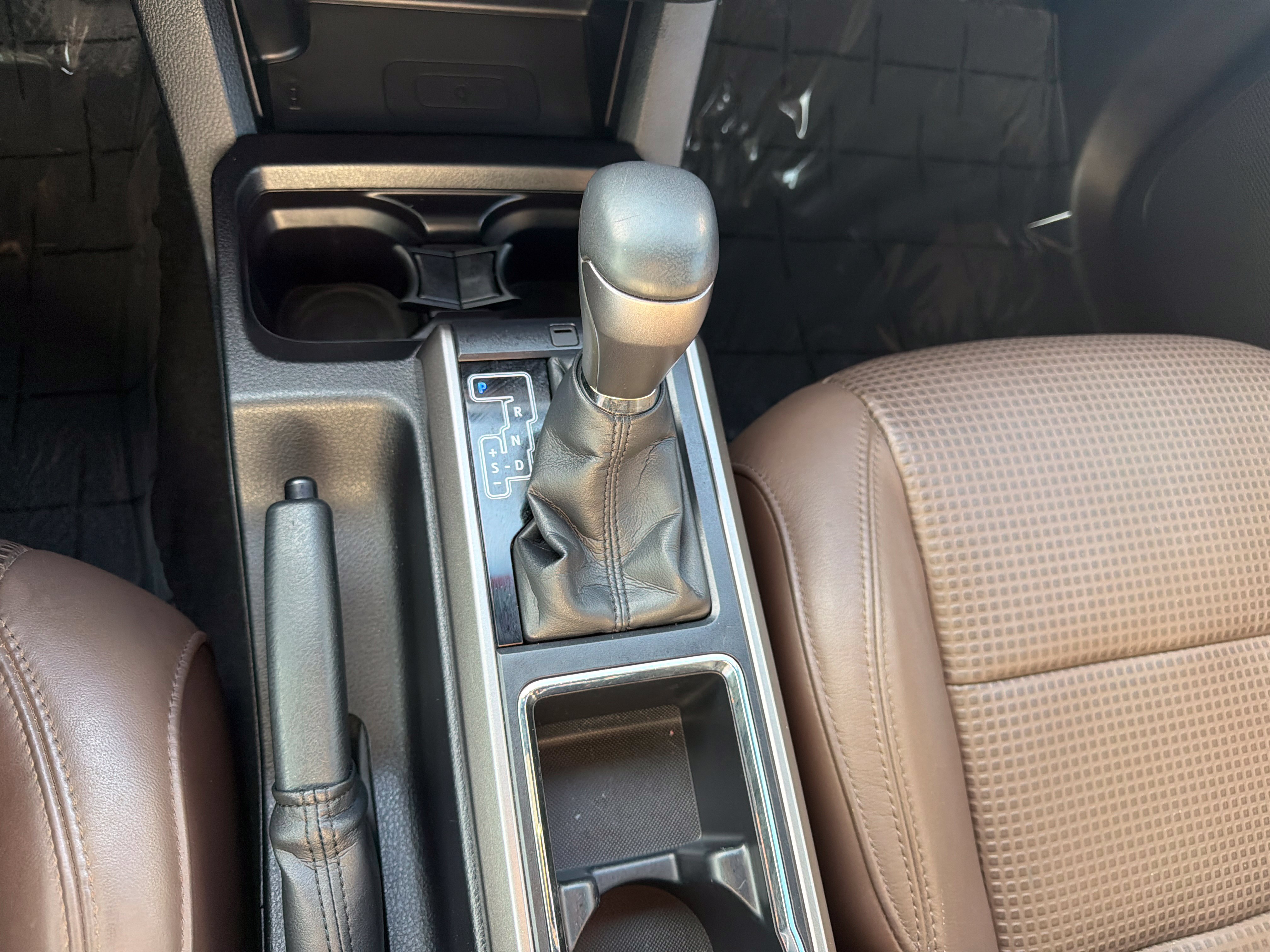 Used 2016 Toyota Tacoma Limited w/ Towing Package AWD/4WD image 16