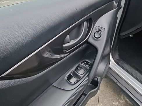 Used 2019 Nissan Rogue S image 9